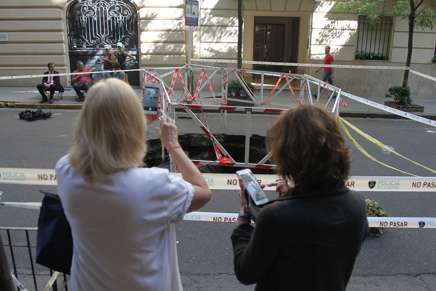 Vecinas de Recoleta se acercaron a fotografiar el agujero negro.