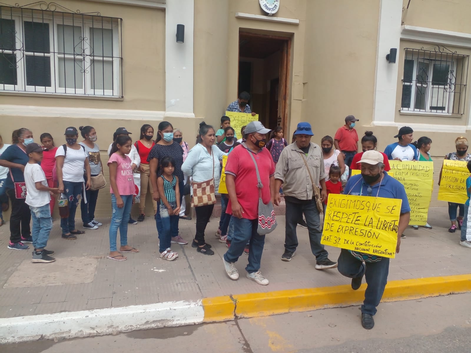 Manifestación en las puertas de la Municipalidad de Embarcación 