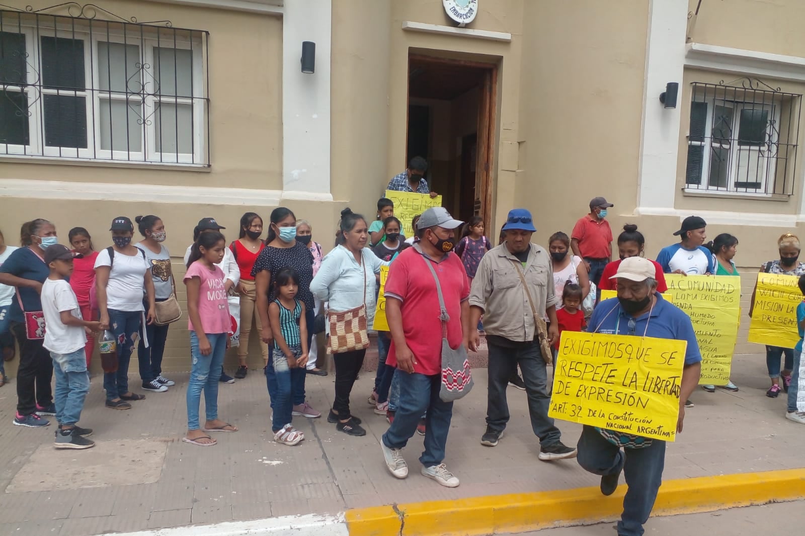 Manifestación en las puertas de la Municipalidad de Embarcación