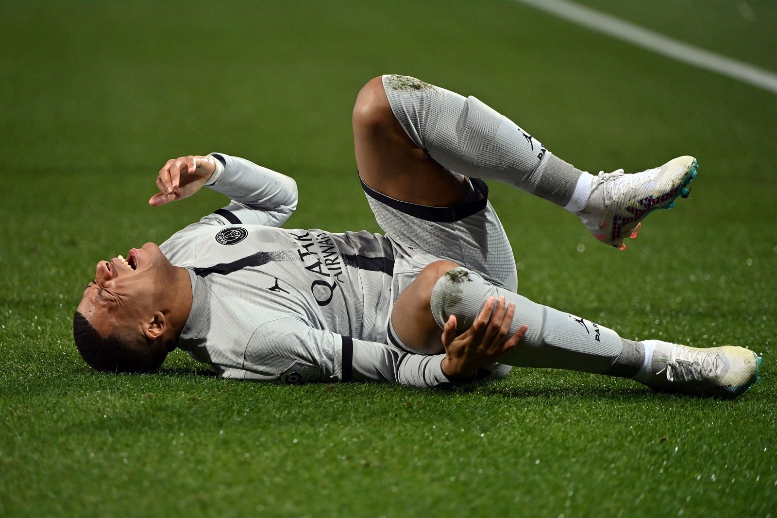 Mbappé sufre tras un golpe en la pierna izquierda
