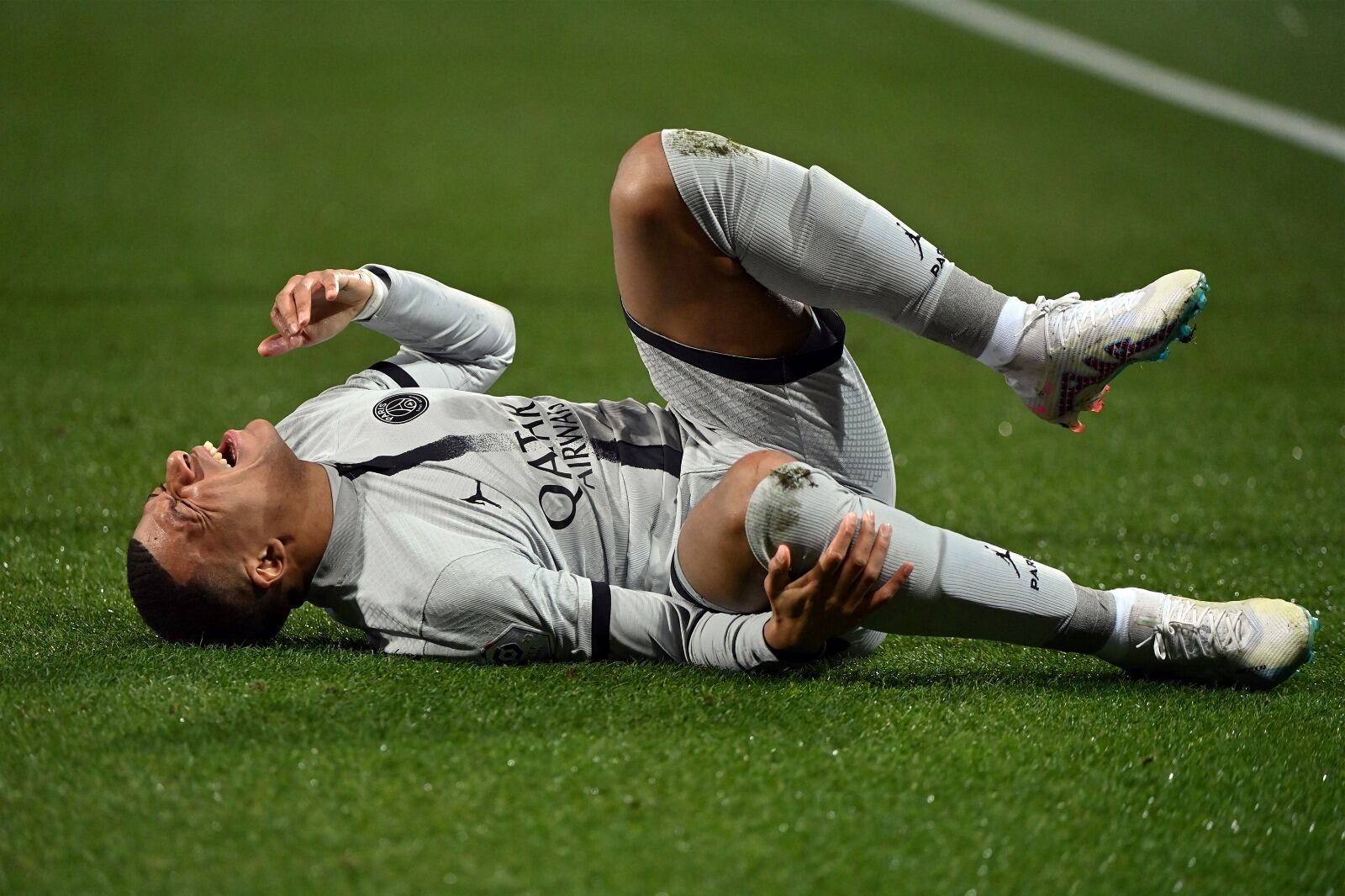 Mbappé sufre tras un golpe en la pierna izquierda