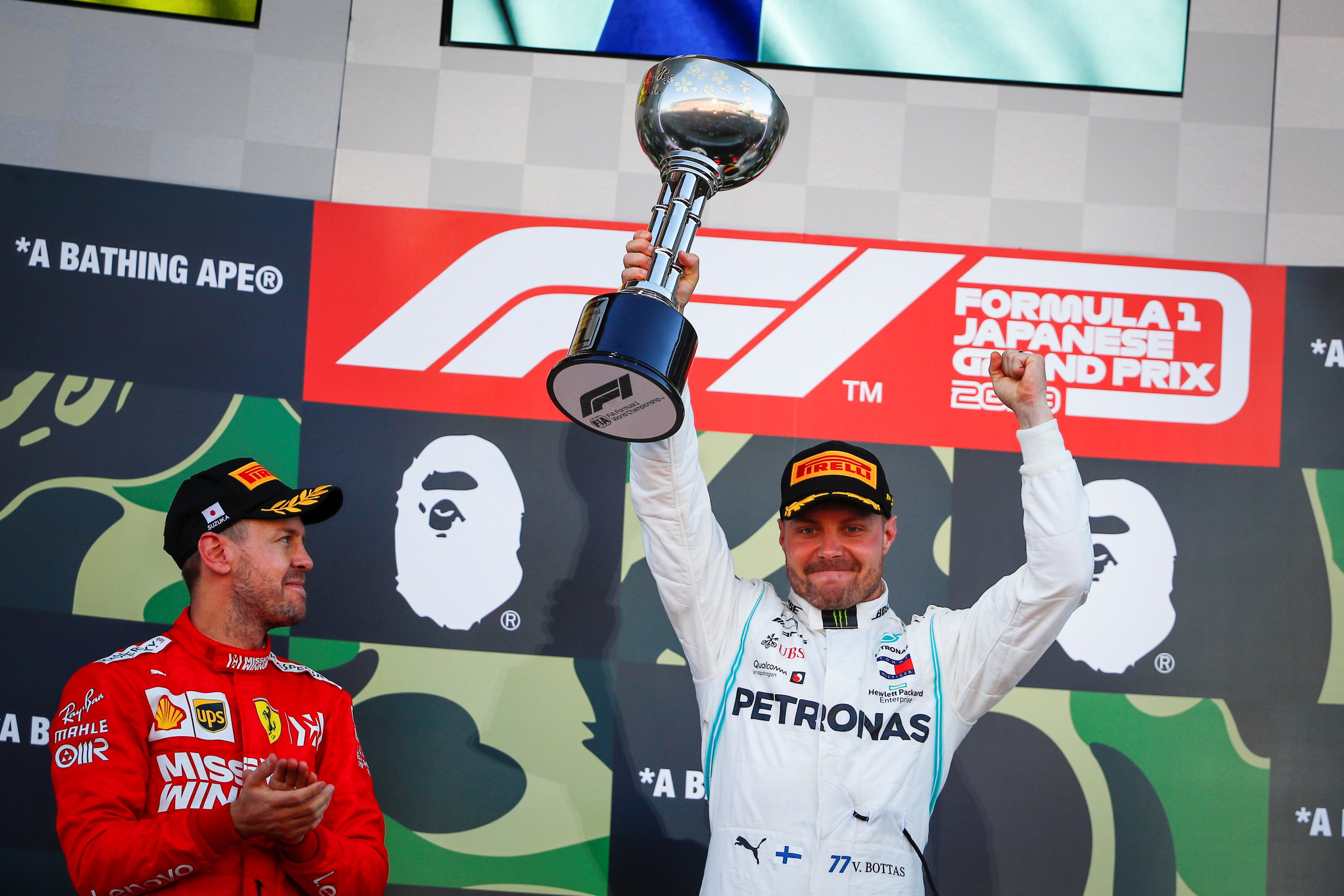 Bottas levanta el trofeo ante el reconocimiento de Vettel.