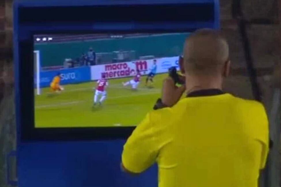 El árbitro Aquino chequeó el VAR en el penal para Uruguay, pero no lo hizo en la jugada que reclamó Chile.