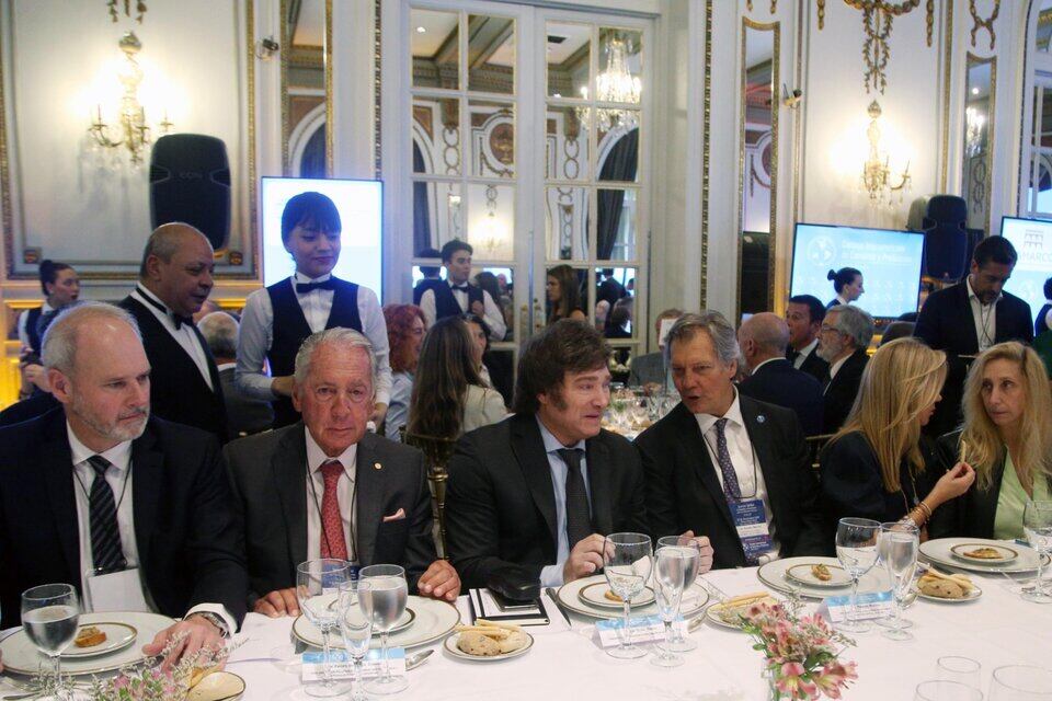 Javier Milei junto a Daniel Funes de Rioja y Marcos Pereda en el almuerzo de Cicyp