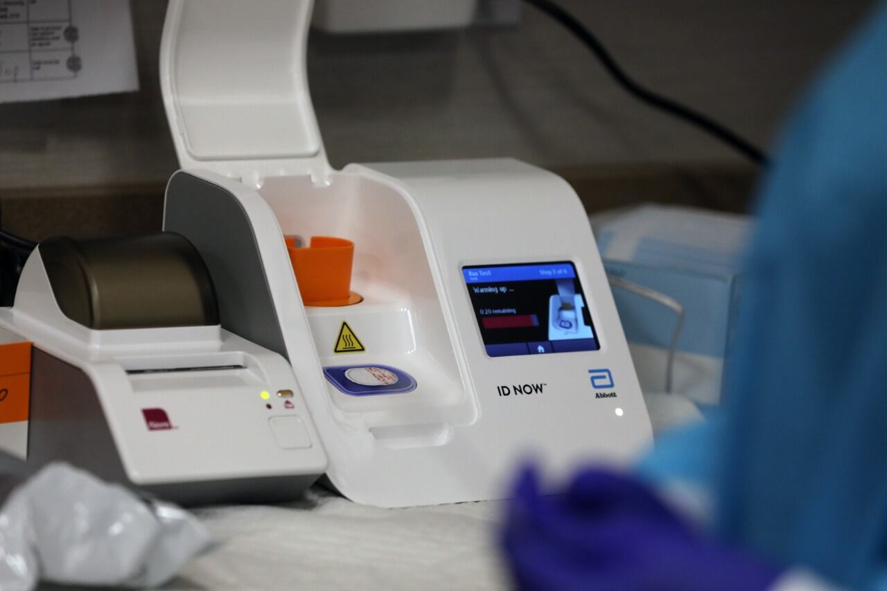 Abbott promete que sus tests costarán 5 dólares.