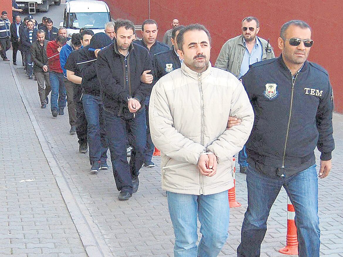 Una fila de detenidos marcha a la cárcel en Kayseri, Turquía.