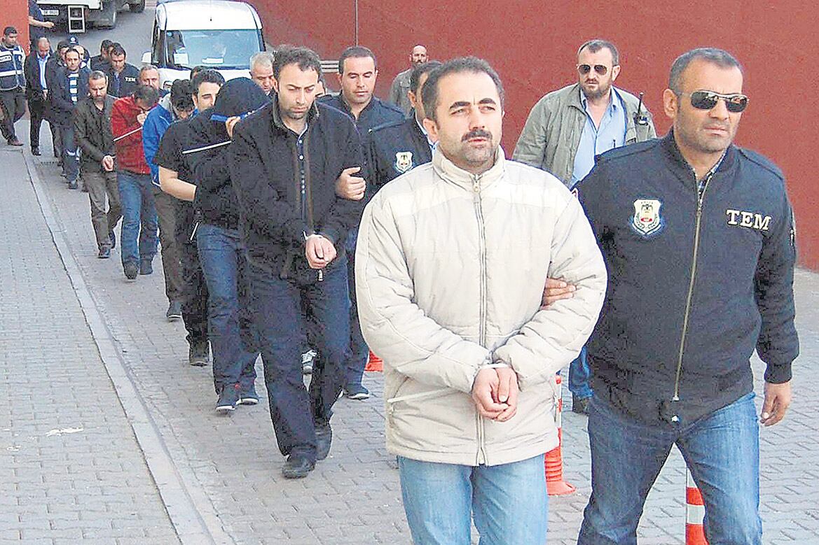 Una fila de detenidos marcha a la cárcel en Kayseri, Turquía.