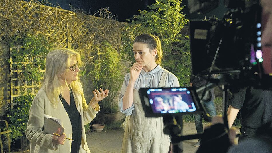 Sally Potter con Emily Mortimer durante el rodaje de The Party.
