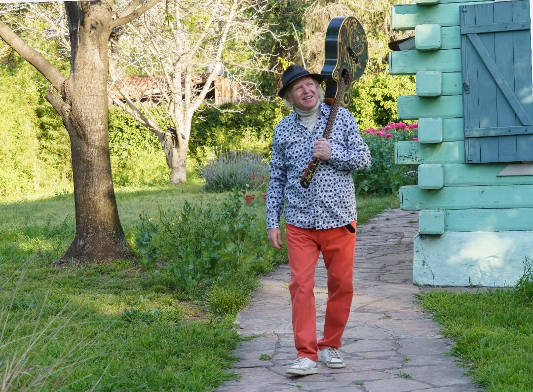 Miguel Cantilo, a los  73 años, con 32 discos en su trayectoria. "El rock es un ataque de nervios controlado y dosificado estéticamente", señala. 