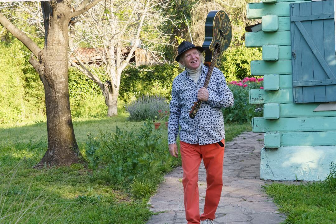 Miguel Cantilo, a los 73 años, con 32 discos en su trayectoria. "El rock es un ataque de nervios controlado y dosificado estéticamente", señala.