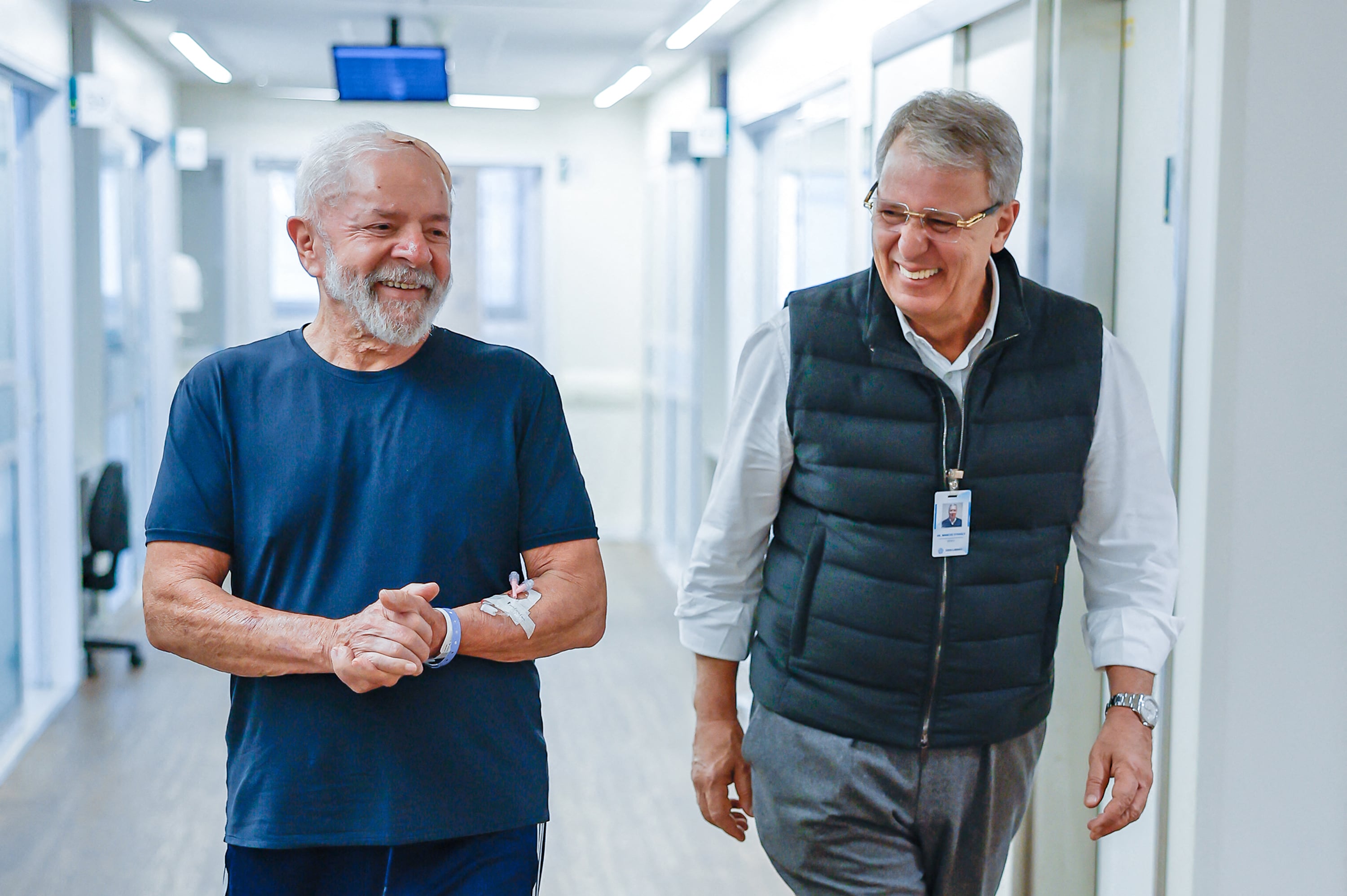 A Lula se lo vio sonriente junto al neurocirujano Stavale en el Hospital Sirio Libanés