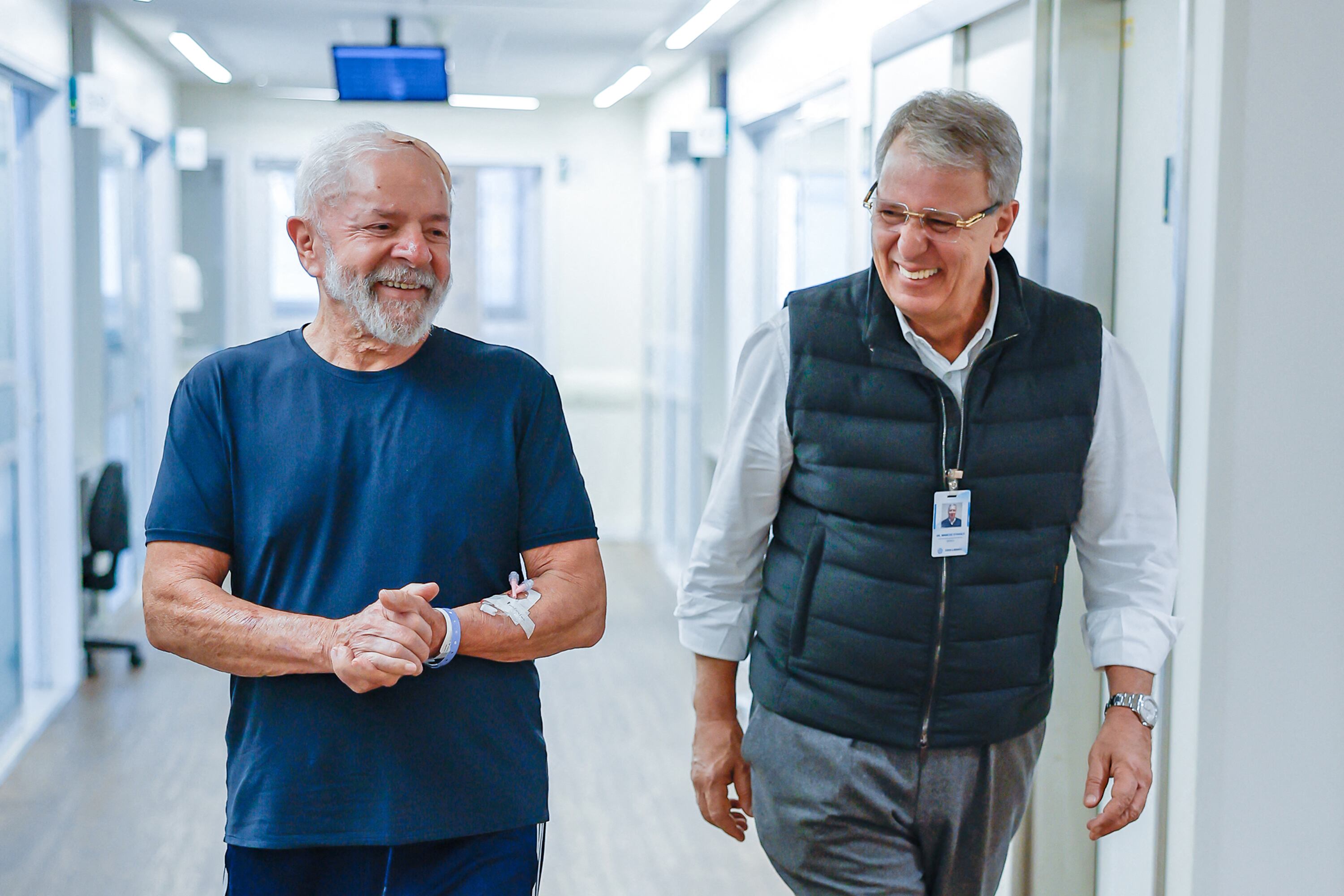 A Lula se lo vio sonriente junto al neurocirujano Stavale en el Hospital Sirio Libanés