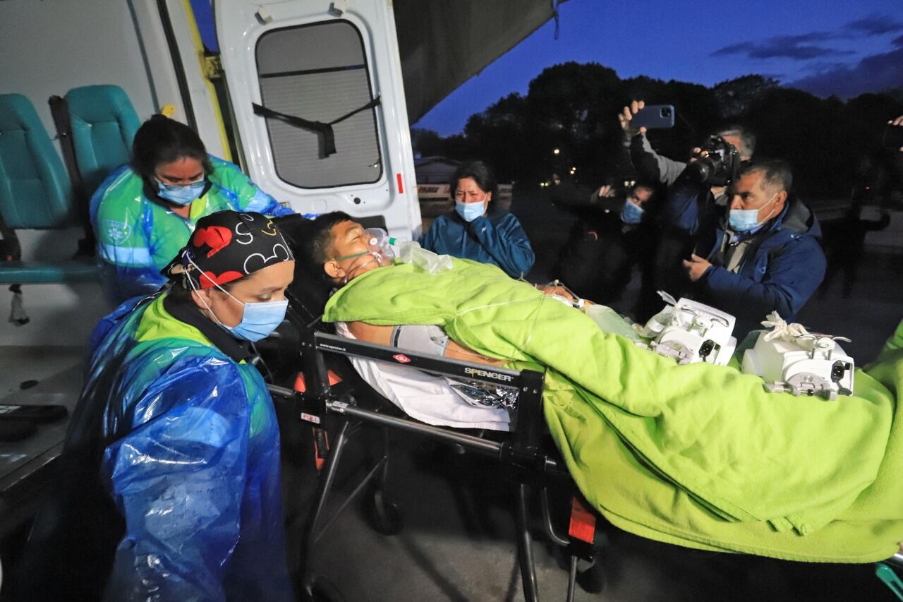 Un mupuche herido es llevado al hospital de Temuco.