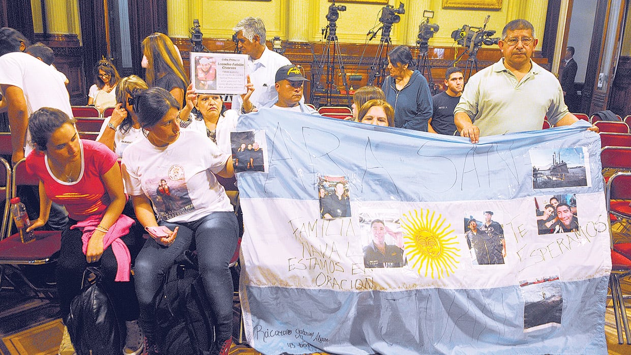 Los familiares de los marinos desaparecidos, en la sala donde se reunieron con senadores.