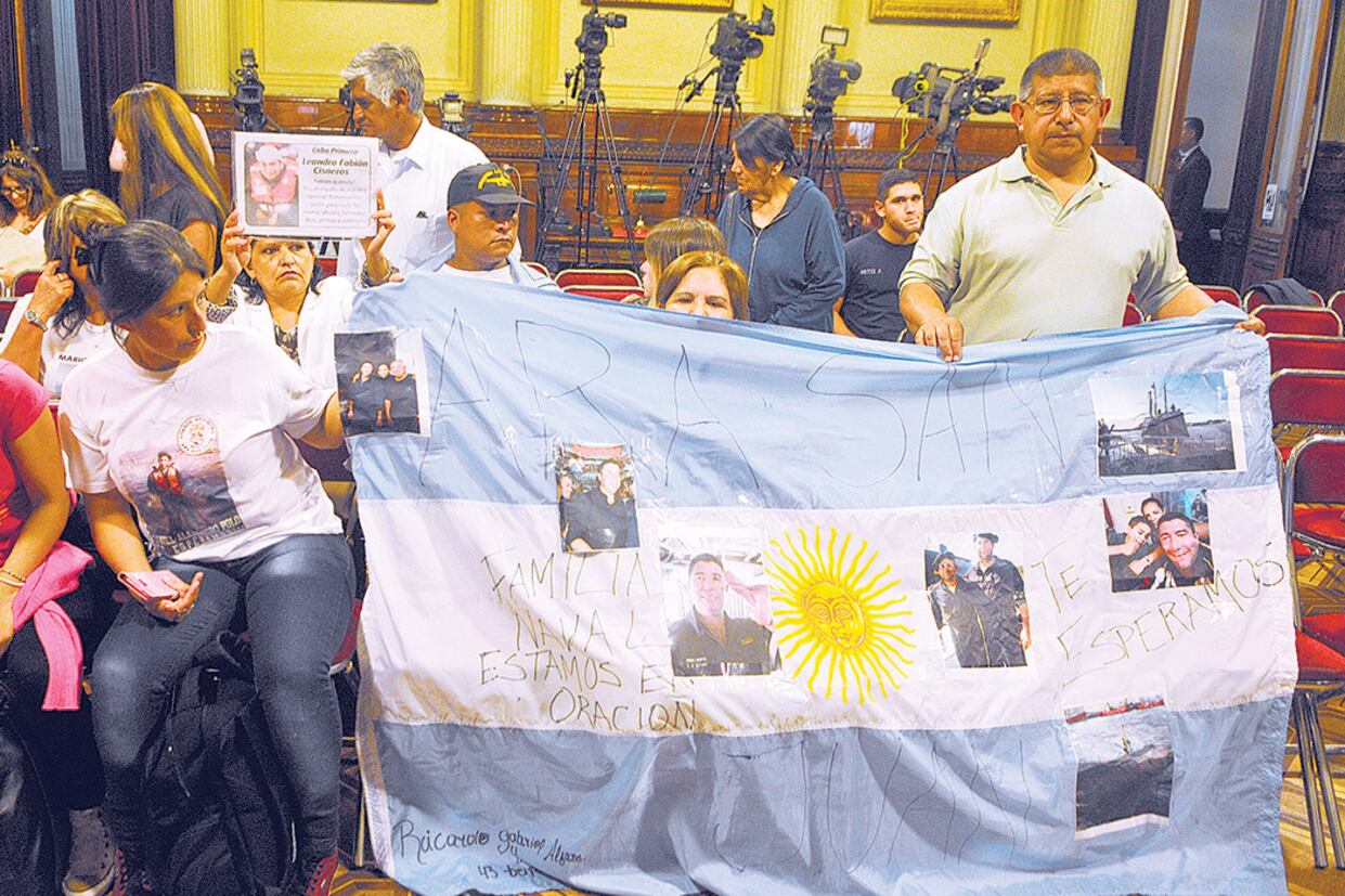 Los familiares de los marinos desaparecidos, en la sala donde se reunieron con senadores.