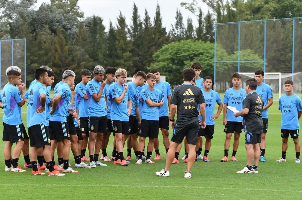 Los pibes escuchan la charla técnica.