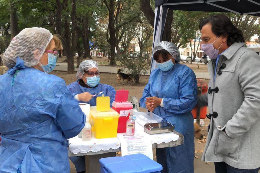 Sáenz en el centro de vacunación que se montó en la plaza Alvarado.