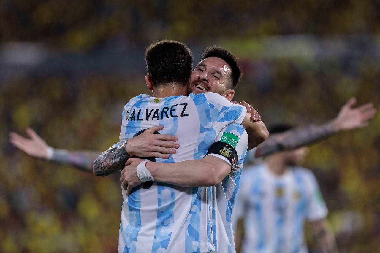 Abrazo de Messi a Julián Álvarez, autor del gol argentino en Guayaquil