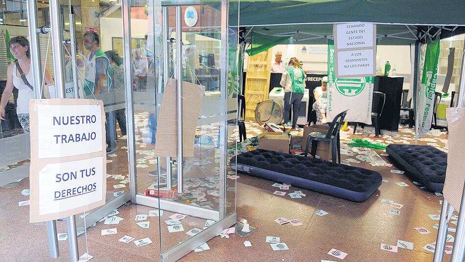 Los trabajadores continuaban anoche con la toma del hall del Ministerio de Ambiente.