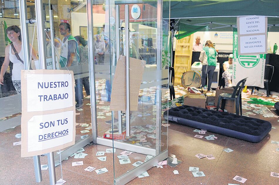 Los trabajadores continuaban anoche con la toma del hall del Ministerio de Ambiente.
