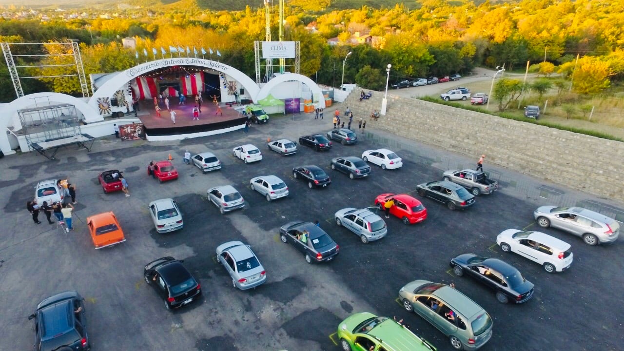 Auto circo: cuando los bocinazos reemplazan a los aplausos. 