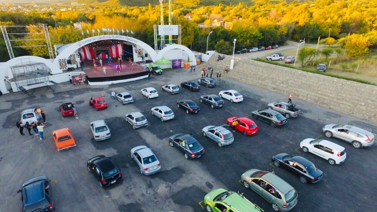 Auto circo: cuando los bocinazos reemplazan a los aplausos.