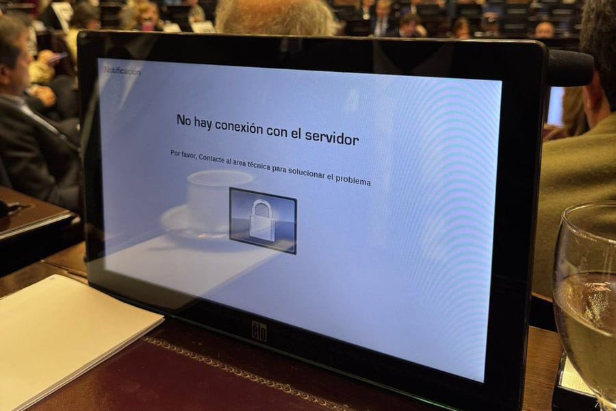 Las pantallas electrónicas del Senado quedaron fuera de servicio durante la sesión, obligando a los senadores a votar a viva voz en medio del caos institucional
