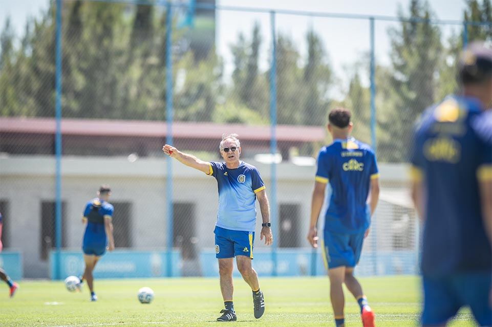 El entrenador Holan quiere más jugadores.