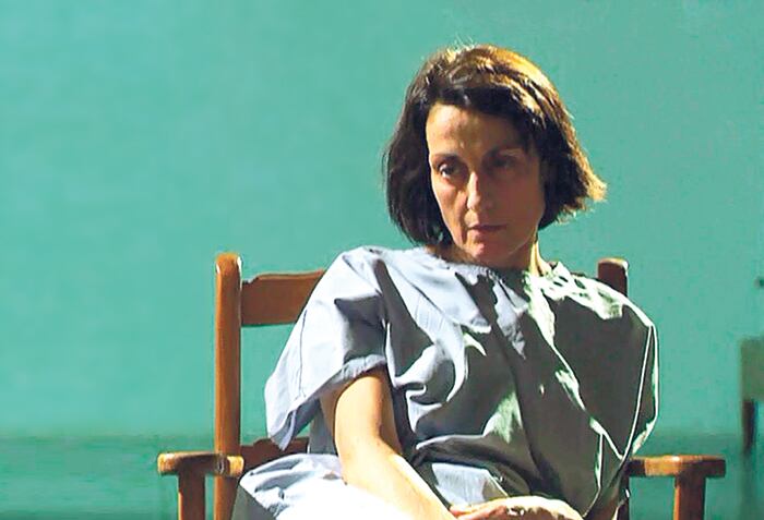 Una escena de la película española Electroshock (Juan Carlos Claver), que narra la historia de Pilar, a quien el estado franquista busca “curar” su lesbianismo con esa “terapia”.