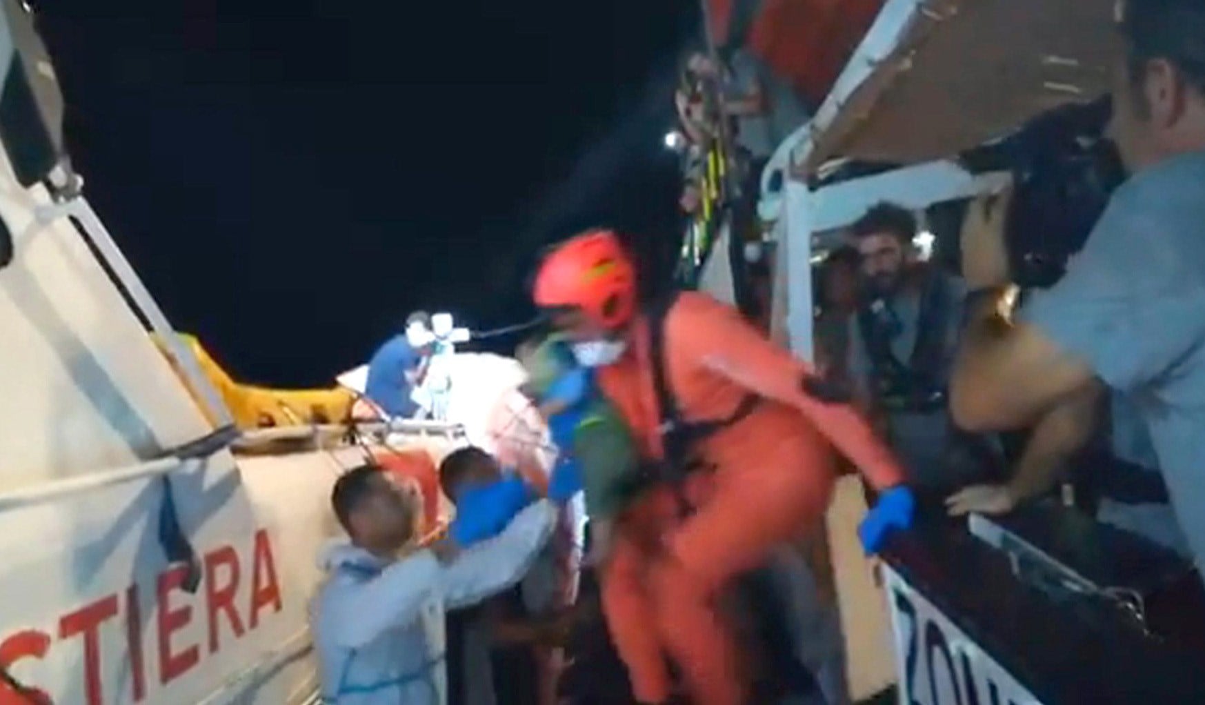 Malta solo aceptó recibir a una parte de la tripulación, los rescatados en su zona de competencia.