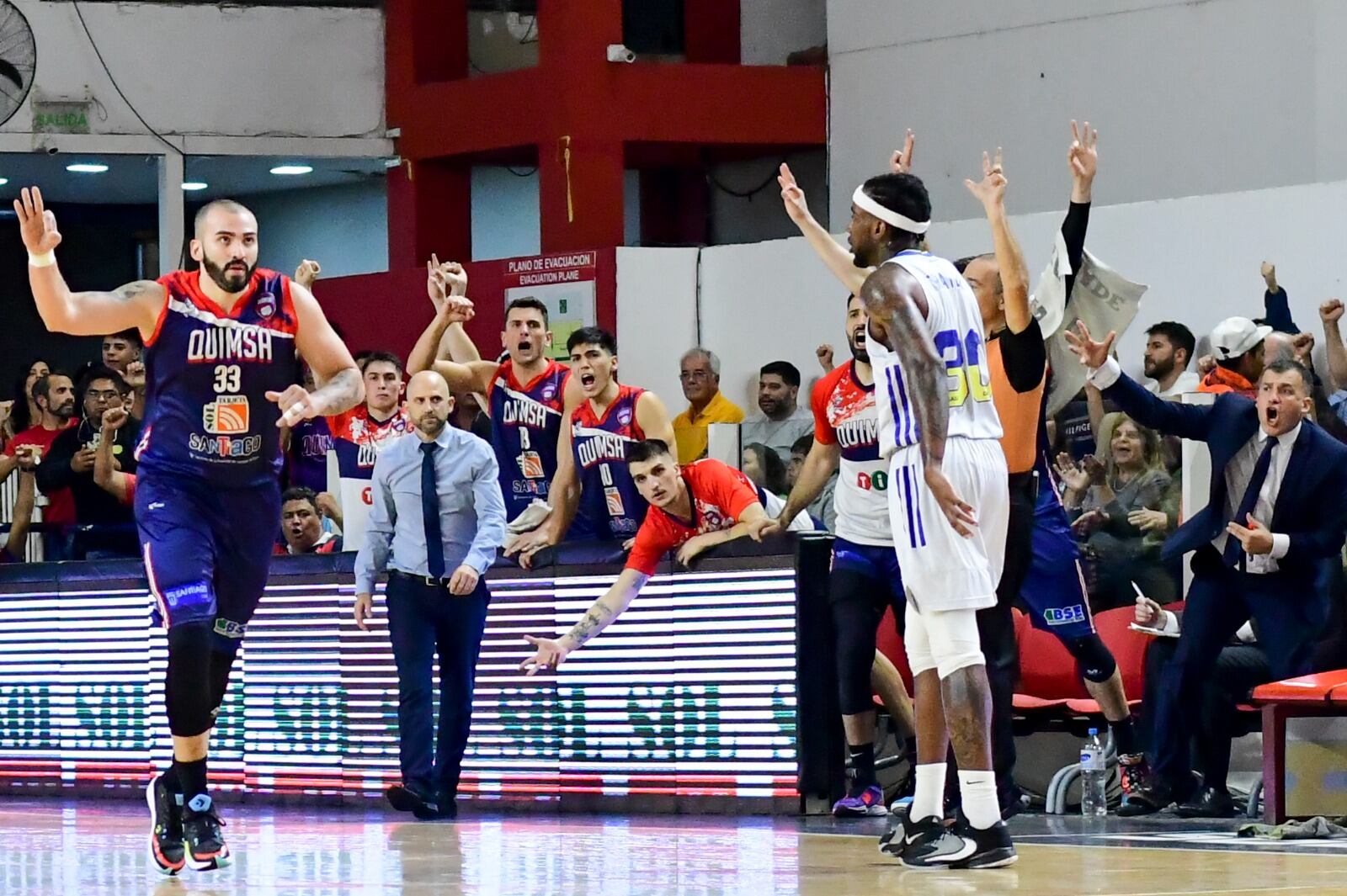 Fabián Ramírez Barrios festeja uno de sus dos triples anotados para Quimsa en la primera final