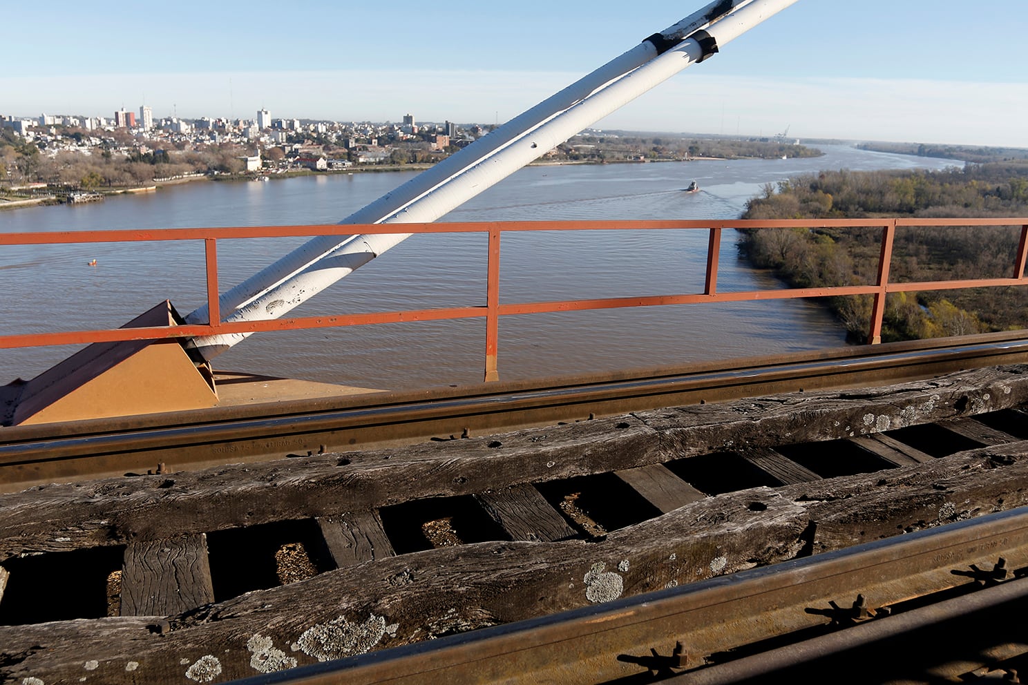 La hidrovía es el cauce de alrededor del 80 por ciento de la exportación nacional.