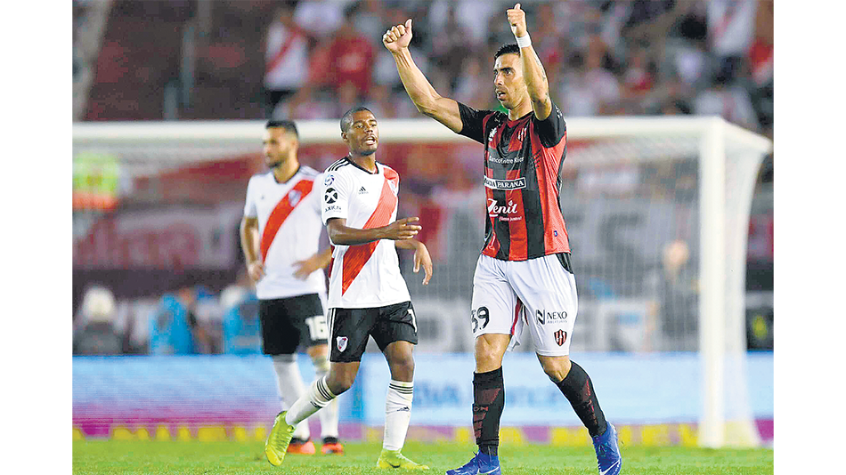 Festejo de Gabriel Avalos, el autor de los tres goles de Patronato en el Monumental.