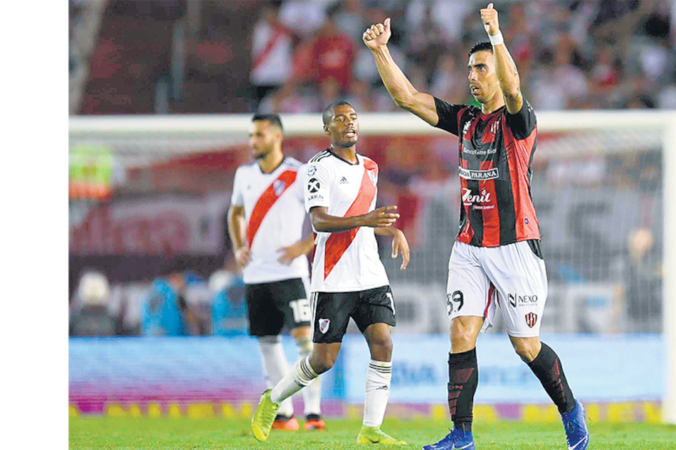 Festejo de Gabriel Avalos, el autor de los tres goles de Patronato en el Monumental.