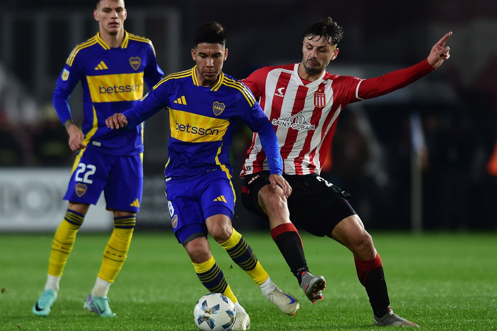 "Pol" Fernández maneja el balón; el Xeneize sacó un punto en La Plata