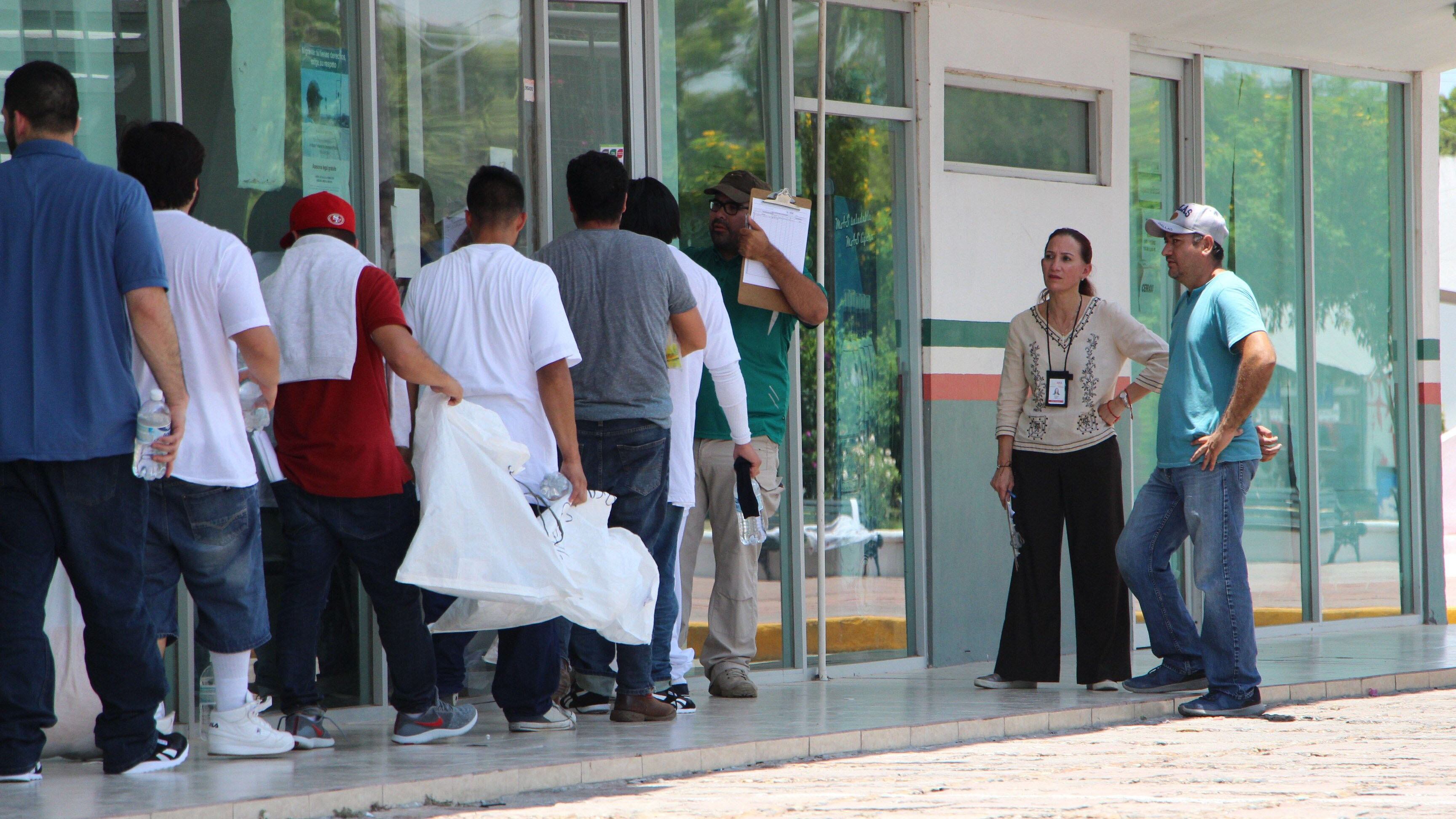 Migrantes deportados en Estados Unidos regresan a México.