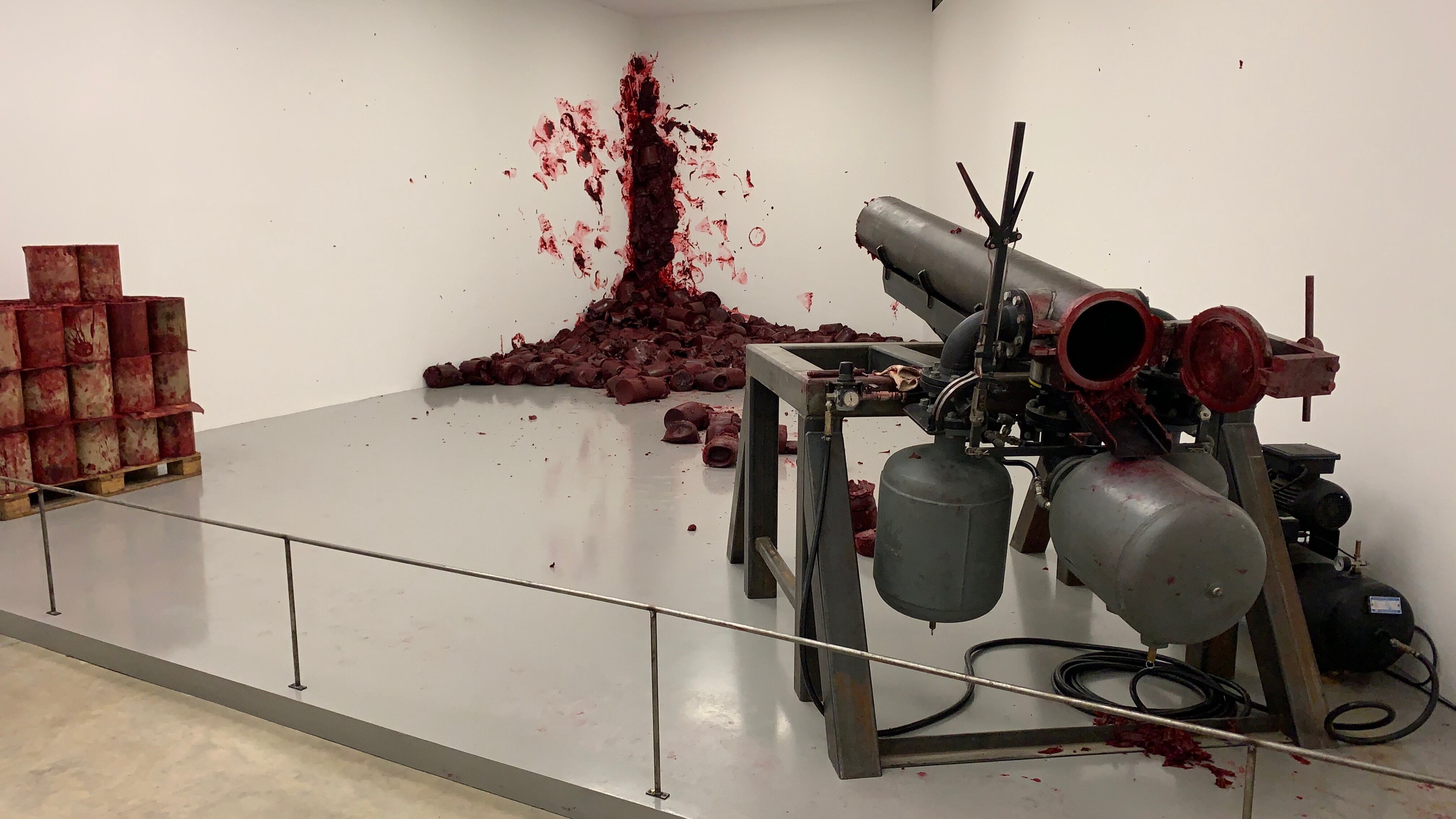 "Disparando en la esquina II" (2008), de Anish Kapoor. Abajo: "Doble vértigo", 2012, de Kapoor. 