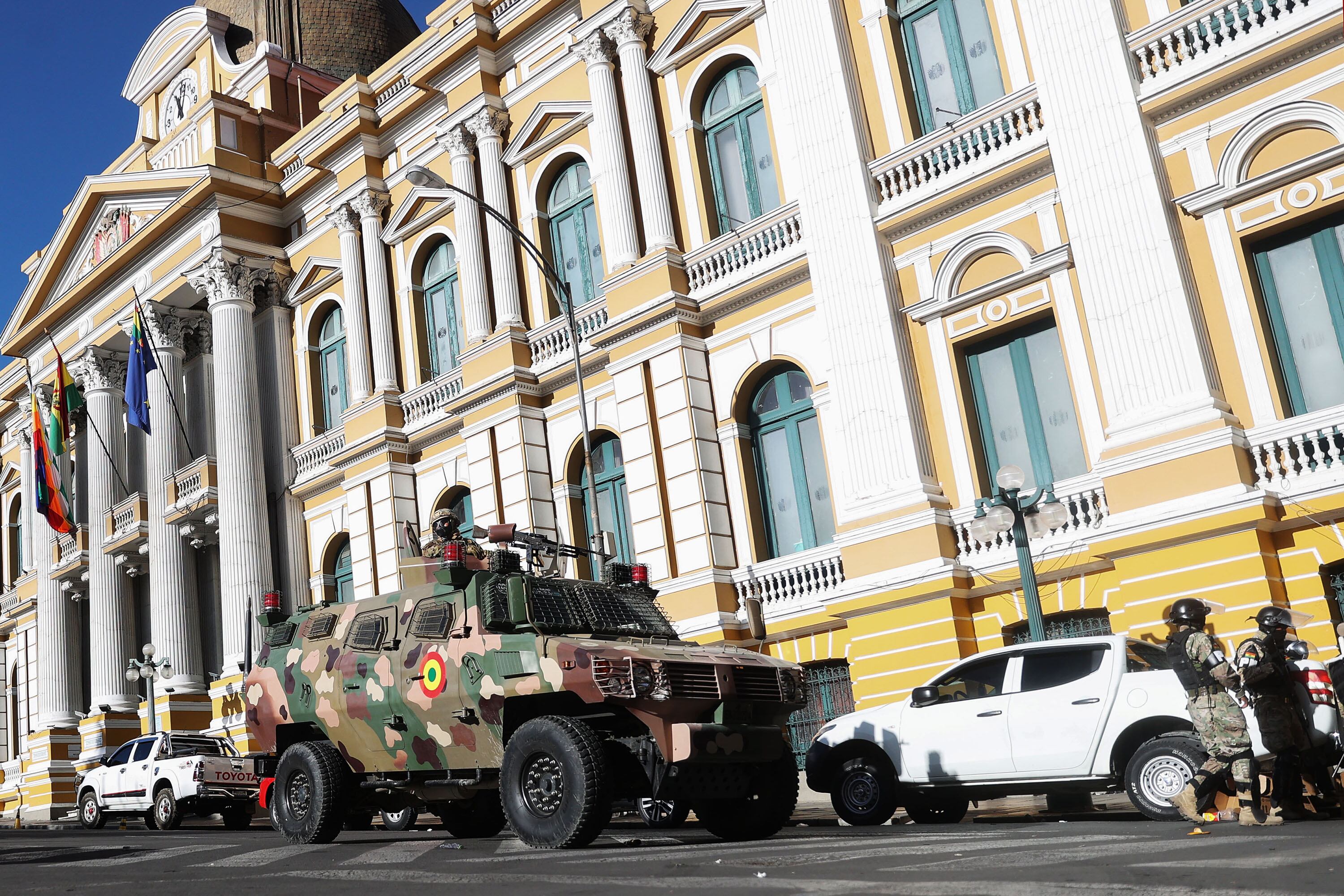 Una tanqueta se estaciona frente al Palacio Quemado durante el intento de golpe.