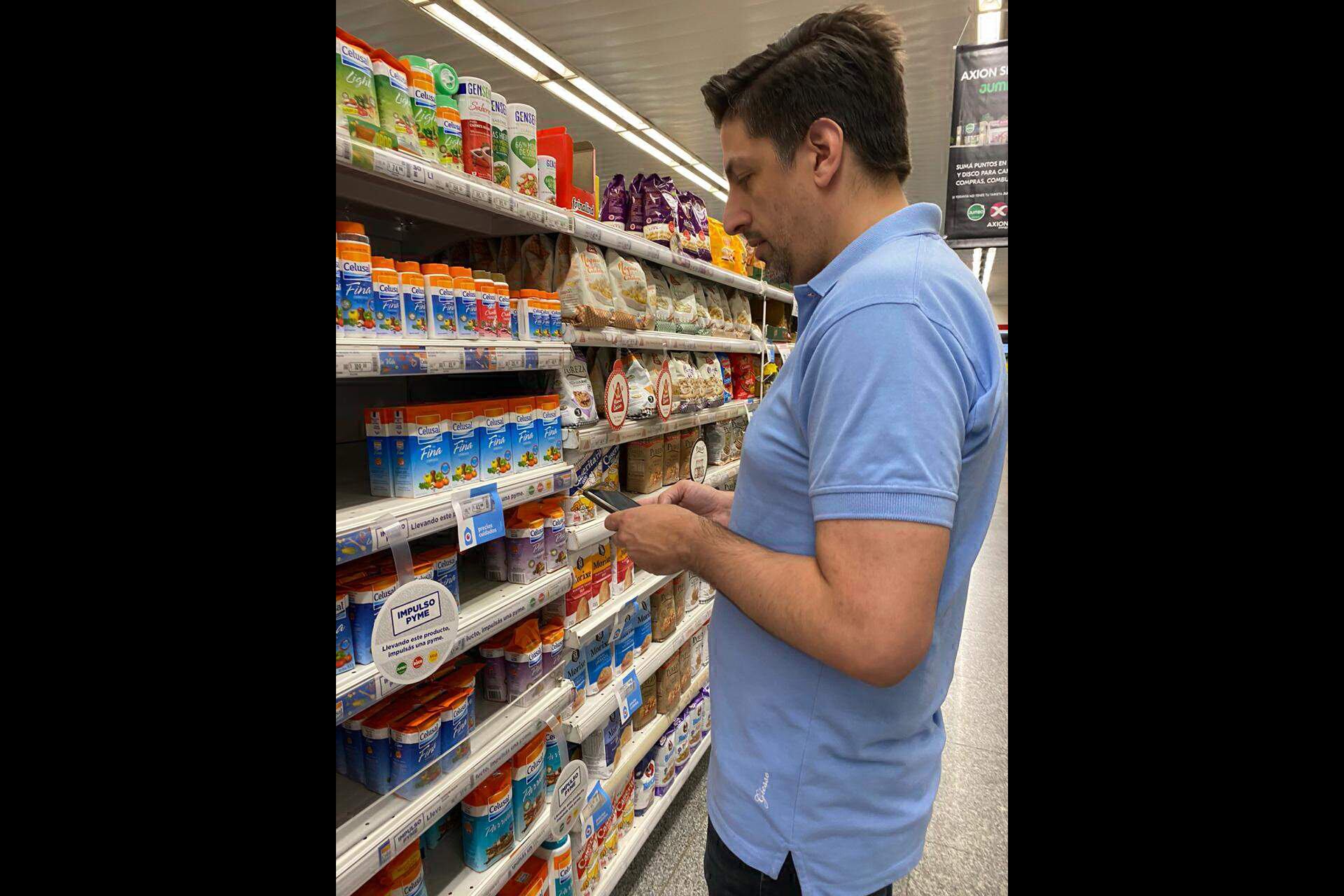 El ministro de Educación, Nicolás Trotta, en la góndola de las sales.