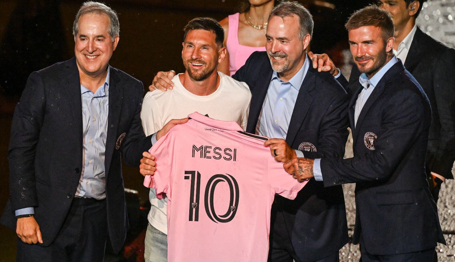Messi sostiene su camiseta junto a Jorge y José Mas Canosa y David Beckham, los dueños del Inter Miami.