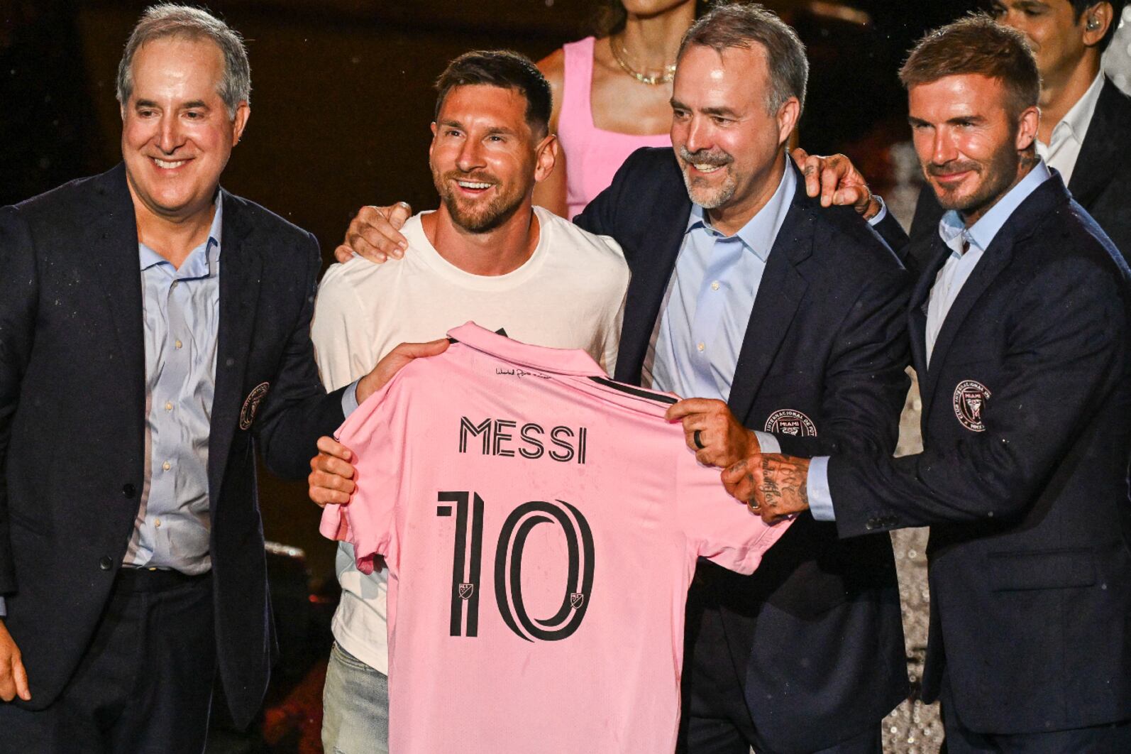 Messi sostiene su camiseta junto a Jorge y José Mas Canosa y David Beckham, los dueños del Inter Miami.