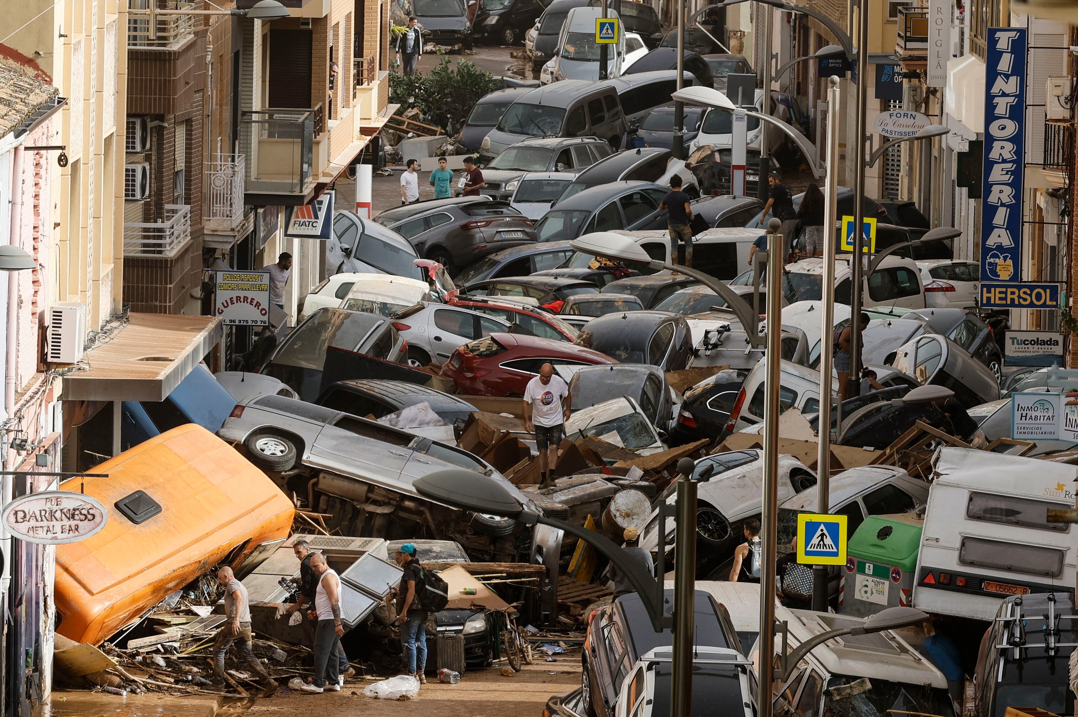 Autos en lugar de adquines en una calle de Picaña, Valencia.