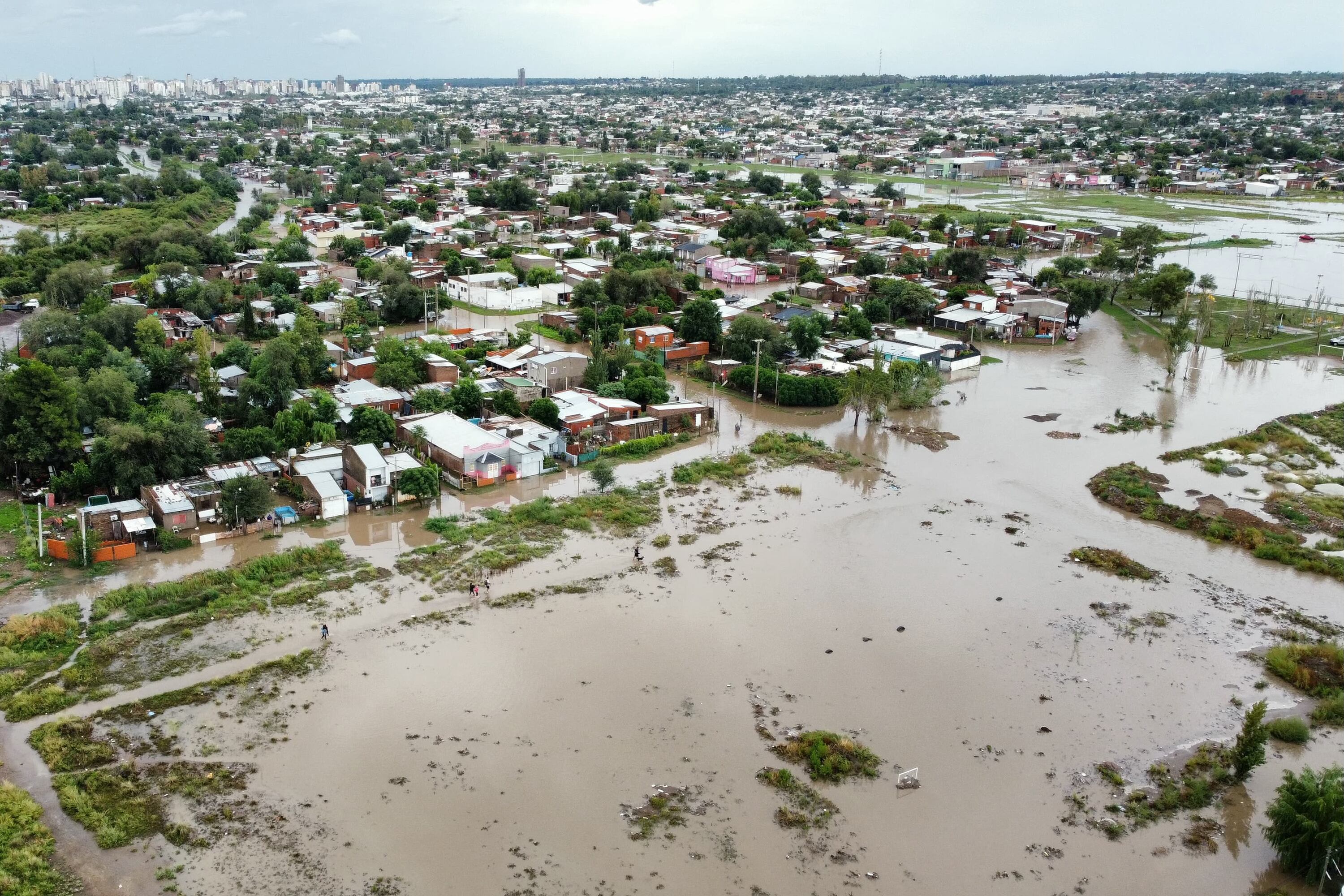 Las inundaciones de Bahía Blanca tuvieron magnitudes similares a las ocurridas en Santa Fe, en 2003, y La Plata, en 2013.