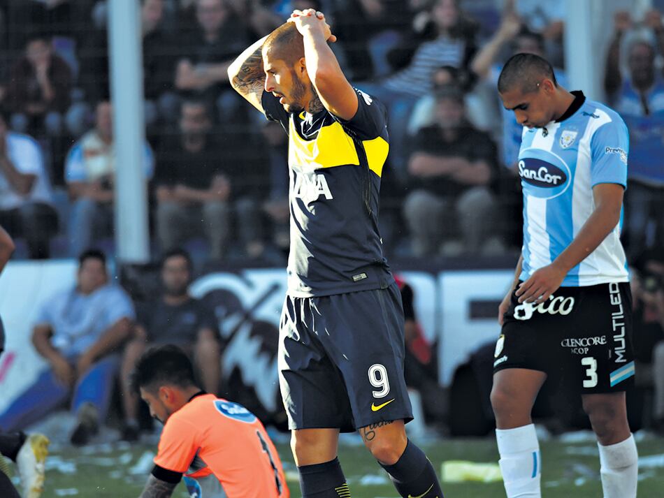 Darío Benedetto se agarra la cabeza y Teodoro Paredes la agacha. El empate fue un mal negocio para ambos equipos.