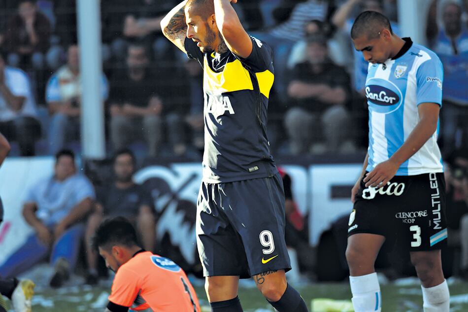 Darío Benedetto se agarra la cabeza y Teodoro Paredes la agacha. El empate fue un mal negocio para ambos equipos.
