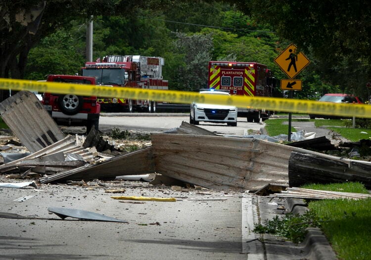 Bomberos y policías llegaron para socorrer a los heridos.