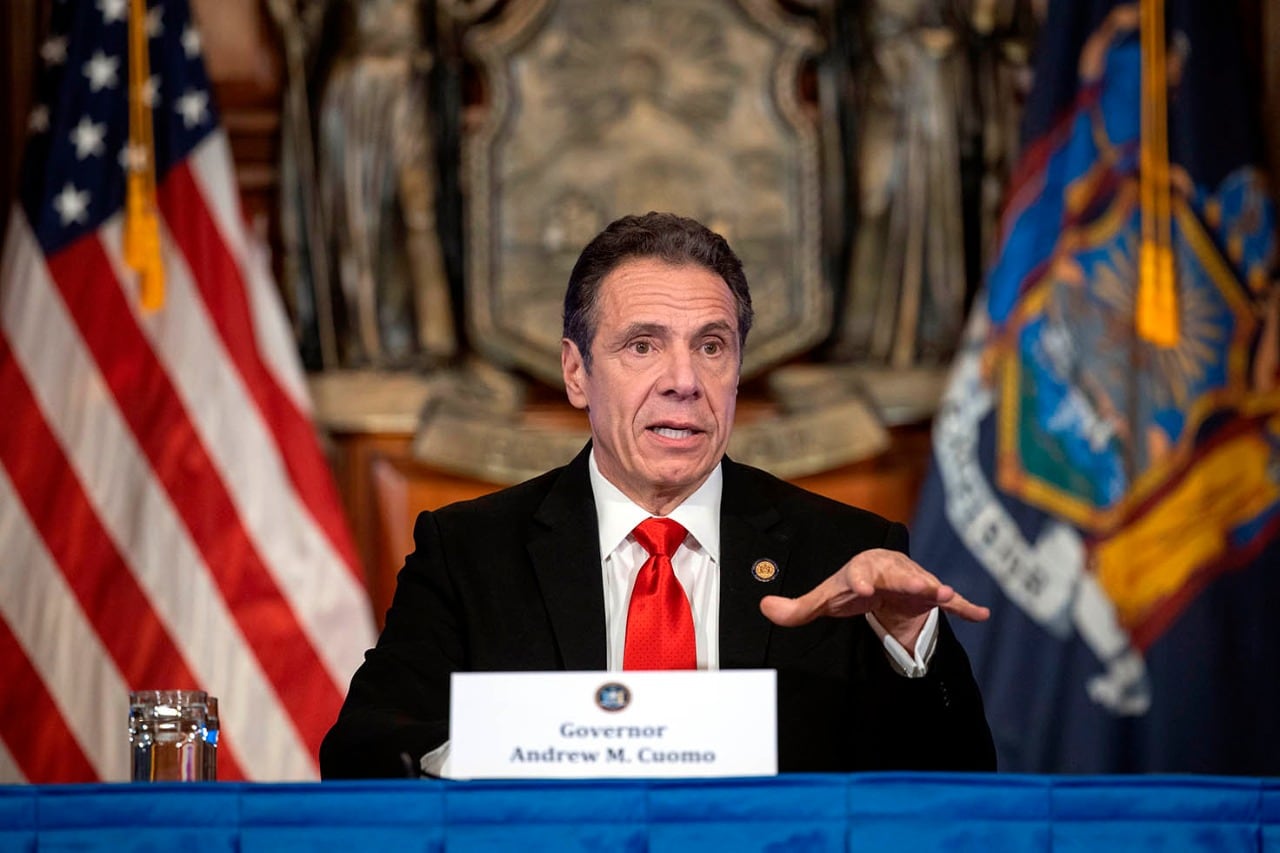 El gobernador de Nueva York Andrew Cuomo anunciando las muertes.