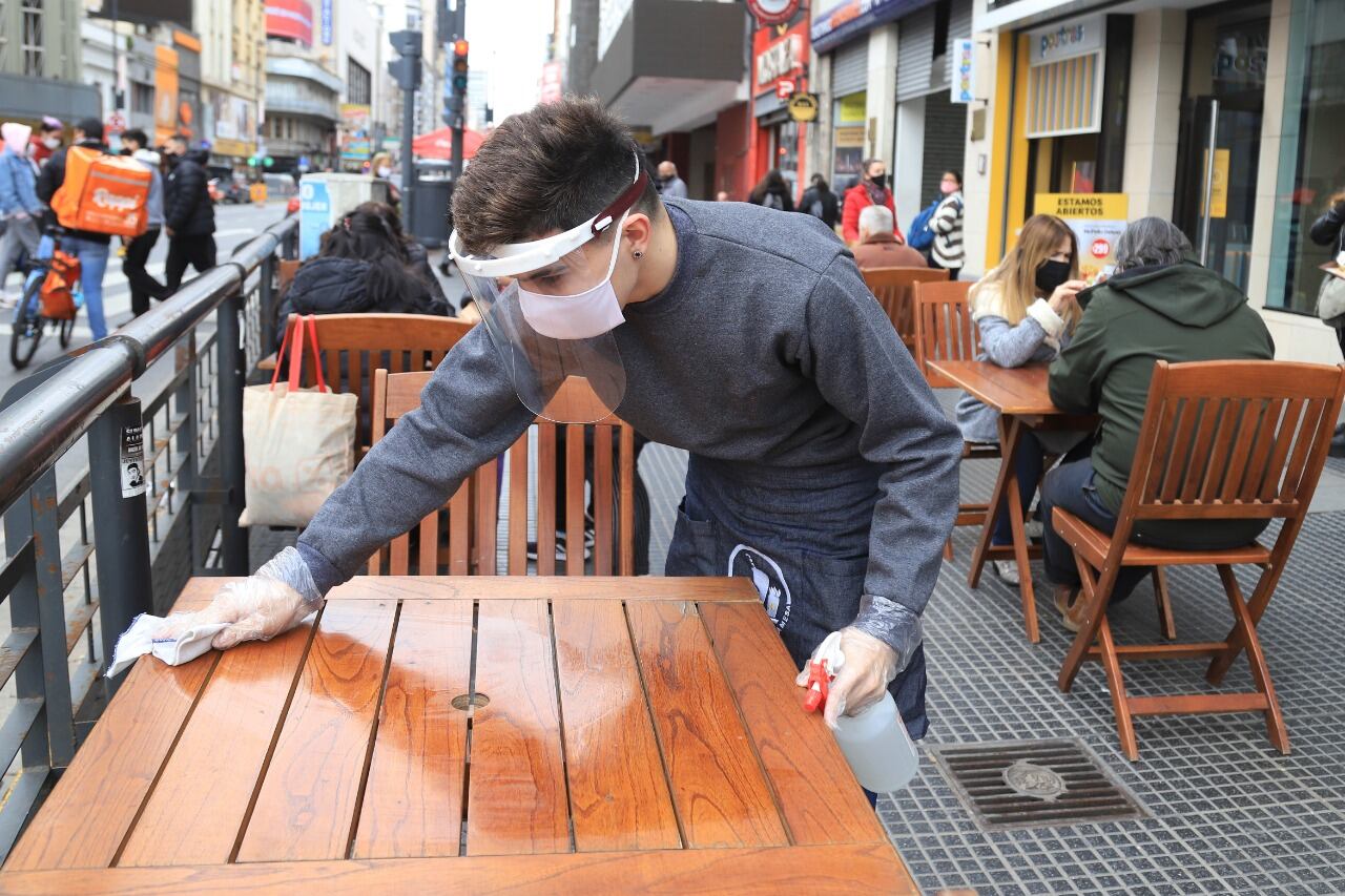 El rubro hoteles y restaurantes sigue por debajo de la prepandemia.