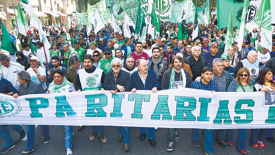 Los gremios que acordaron una cláusula gatillo apenas pudieron empatar con la inflación de 2016.