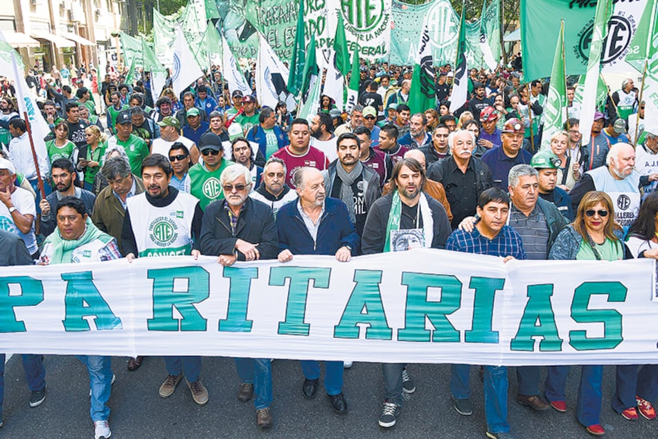 Los gremios que acordaron una cláusula gatillo apenas pudieron empatar con la inflación de 2016.